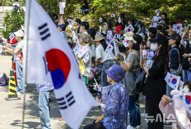 잠실개표소 봉쇄 시위 닷새째

[서울=뉴시스] 정병혁 기자 = 제9회 전국동시지방선거 투표용지 부족 사태에 항의하며 개표소 봉쇄 시위를 이어가고