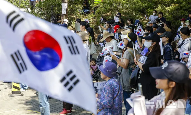 잠실개표소 봉쇄 시위 닷새째

[서울=뉴시스] 정병혁 기자 = 제9회 전국동시지방선거 투표용지 부족 사태에 항의하며 개표소 봉쇄 시위를 이어가고