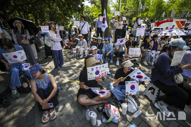 잠실 개표소 시위

[서울=뉴시스] 정병혁 기자 = 제9회 전국동시지방선거 투표용지 부족 사태에 항의하며 개표소 봉쇄 시위를 이어가고 있는 9일