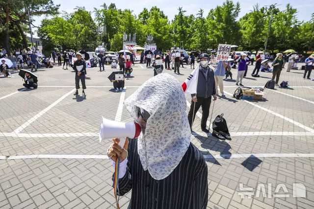 '잠실 개표소 시위' 5일째

[서울=뉴시스] 정병혁 기자 = 제9회 전국동시지방선거 투표용지 부족 사태에 항의하며 개표소 봉쇄 시위를 이어가고