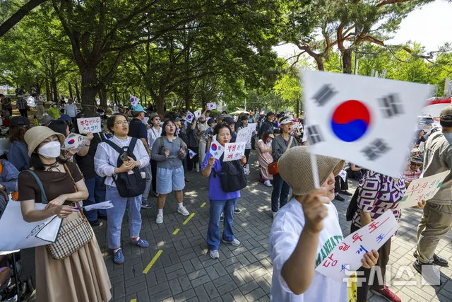 '잠실 개표소 시위' 5일째

[서울=뉴시스] 정병혁 기자 = 제9회 전국동시지방선거 투표용지 부족 사태에 항의하며 개표소 봉쇄 시위를 이어가고