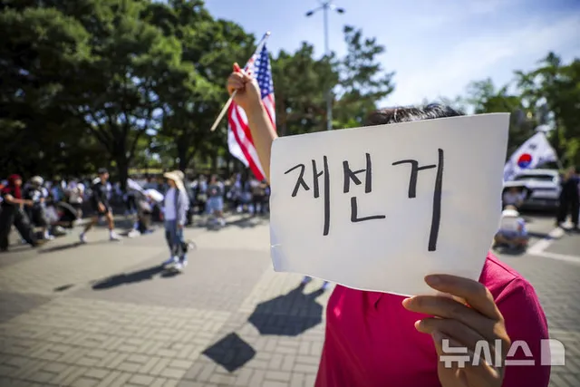 '잠실 개표소 시위' 5일째

[서울=뉴시스] 정병혁 기자 = 제9회 전국동시지방선거 투표용지 부족 사태에 항의하며 개표소 봉쇄 시위를 이어가고
