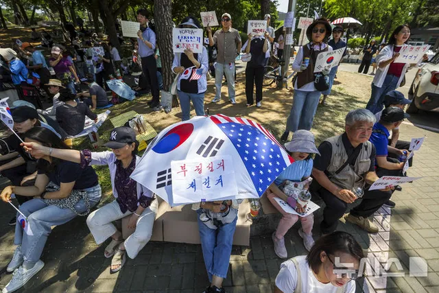 잠실 개표소 시위

[서울=뉴시스] 정병혁 기자 = 제9회 전국동시지방선거 투표용지 부족 사태에 항의하며 개표소 봉쇄 시위를 이어가고 있는 9일