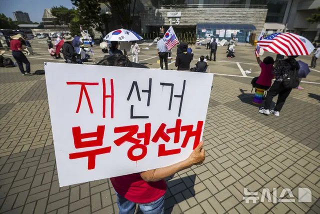 잠실 개표소 시위

[서울=뉴시스] 정병혁 기자 = 제9회 전국동시지방선거 투표용지 부족 사태에 항의하며 개표소 봉쇄 시위를 이어가고 있는 9일