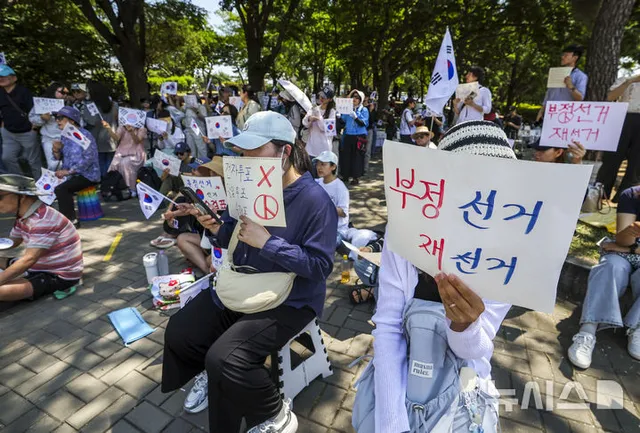 잠실 개표소 시위

[서울=뉴시스] 정병혁 기자 = 제9회 전국동시지방선거 투표용지 부족 사태에 항의하며 개표소 봉쇄 시위를 이어가고 있는 9일