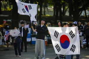 등교 전 학생들, 출근 전 ‘넥타이부대’…식지 않는 ‘투표지 분노’

6·3 지방선거 투표용지 부족 사태에 반발해 올림픽공원에 모인 집회가 닷새