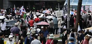 잠실 개표소 봉쇄 시위 닷새째 ... 규모 줄고 정치색 짙어

< 앵커 >투표지 부족 사태로 촉발된 서울 잠실 개표소 봉쇄 시위가 오늘로 댯새째