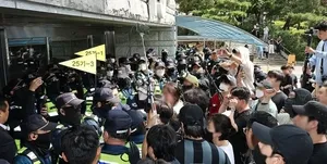 잠실 개표소 시위 현장서 여성 신체 몰래 찍은 남성 체포

[헤럴드경제=김보영 기자] 6·3 지방선거 투표용지 부족 사태를 규탄하는 ‘잠실 개표