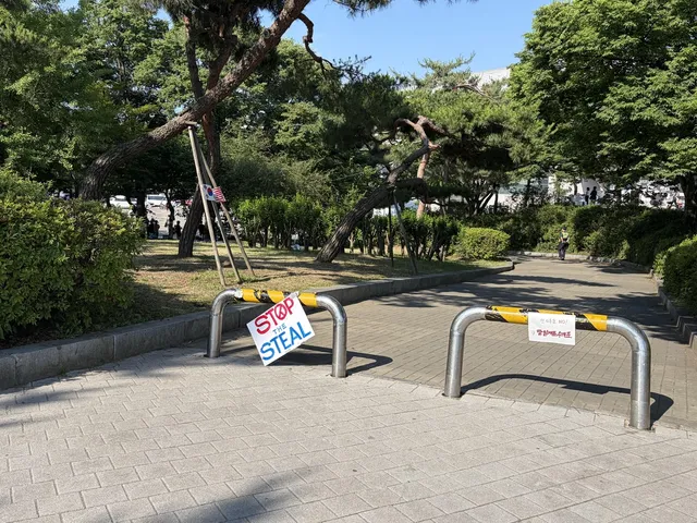 잠실개표소 봉쇄 시위 닷새 차…평일 아침 200명대로 줄어

(서울=연합뉴스) 한지은 양수연 이의진 기자 = 6·3 지방선거 투표용지 부족 사태