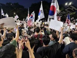 '잠실 개표소 시위' 5일째…현장서 여성 불법촬영 남성 체포

닷새째 이어지고 있는 ‘잠실 개표소 봉쇄’ 시위 현장에서 여성을 불법촬영한 혐의를
