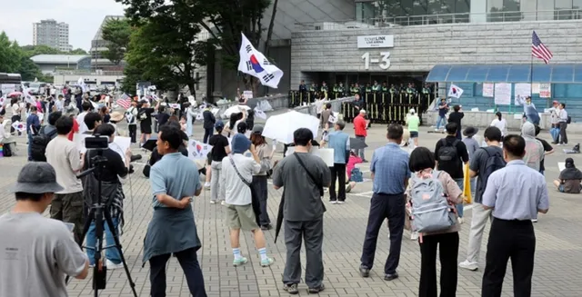 '잠실 개표소 봉쇄' 시위 현장서 여성 불법촬영한 남성, 현행범 체포

송파경찰서가 8일 잠실 개표소 시위 현장에서 여성을 불법 촬영한 혐의로 