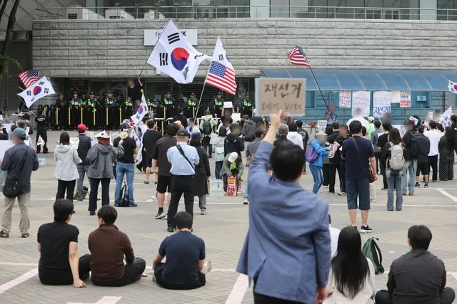 잠실 시위서 여성 신체 ‘불법촬영’ 남성 현행범 체포

서울 송파구 올림픽공원 일대에서 이어지고 있는 ‘잠실 개표소 봉쇄’ 시위 현장에서 여성을