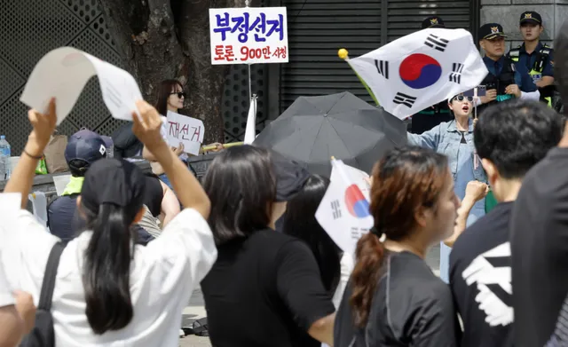 '재선거 촉구' 잠실 시위 현장서 몰카찍은 20대 남성, 현행범 체포

6·3 지방선거 투표용지 부족 사태로 일어난 서울 송파구 올림픽공원 일대