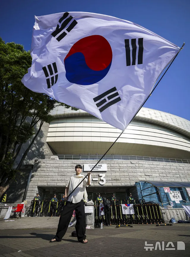 잠실 개표소 재선거 요구 시위

[서울=뉴시스] 정병혁 기자 = 제9회 전국동시지방선거 투표용지 부족 사태에 항의하며 개표소 봉쇄 시위를 이어가
