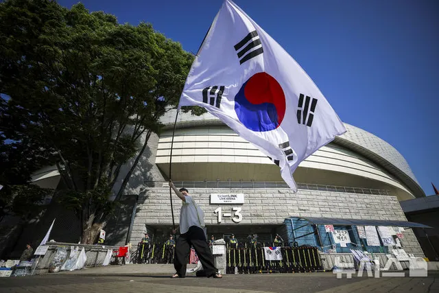 잠실 개표소 재선거 요구 시위

[서울=뉴시스] 정병혁 기자 = 제9회 전국동시지방선거 투표용지 부족 사태에 항의하며 개표소 봉쇄 시위를 이어가