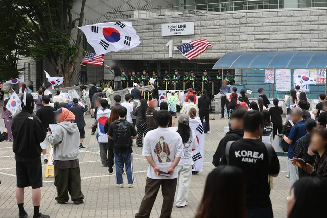 잠실 시위 현장서 여성 신체 ‘불법촬영’…20대男 체포

서울 송파구 잠실 개표소 봉쇄 시위 현장에서 여성을 불법촬영한 혐의로 20대 남성이 경