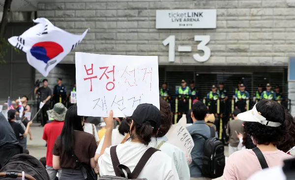 "뭉치면 총기 자체 생산, 연락 달라"…'잠실 개표소 시위' SNS 글 확산

6·3 지방선거 투표용지 부족 사태로 촉발된 '잠실 개표소 시위'