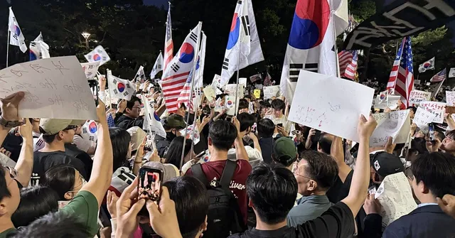 닷새째 이어진 잠실 개표소 봉쇄 시위…현장 곳곳서 충돌 번졌다

극우 상징물 등장, 시위 내 정치 갈등 심화,세대 간 충돌 심화, 개표소 시위가