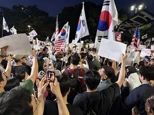 서울 올림픽공원 시위 현장… 정치적 갈등과 확대되는 성조기 등장

[공감신문] 이승욱 기자=잠실에서 진행 중인 개표소 봉쇄 시위가 개최된 지 닷