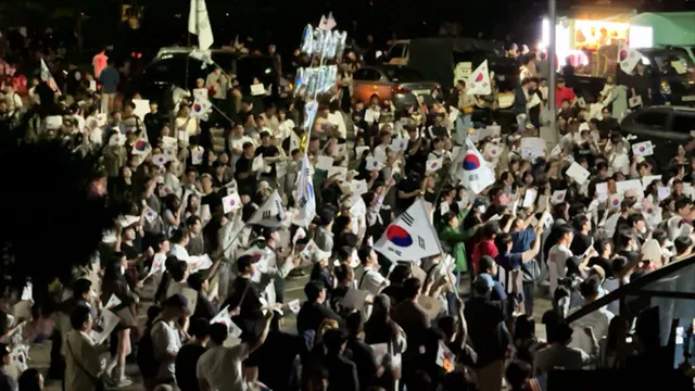 "재선거" 외친 '참정권 시위'…밤새 이어져

서울 송파구 올림픽 공원 개표소엔 투표용지 부족 사태에 항의하는 시민들이 밤새 시위를 이어갔습니다