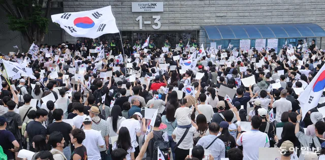 “재선거만 외치세요” vs “부정선거가 내란”

6·3 지방선거 투표용지 부족 사태를 규탄하는 집회가 서울 송파구 올림픽공원 핸드볼경기장 일대에