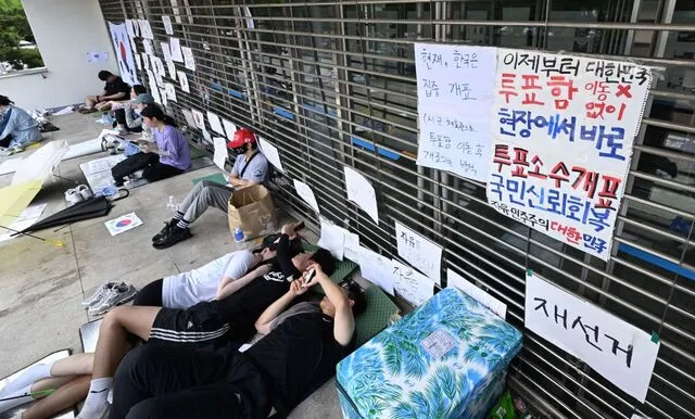 평일 2030 비중 줄어든 ‘잠실 시위’… 60대이상 늘고 부정선거 목청 커...

6·3 지방선거 투표용지 부족 사태를 규탄하는 서울 잠실 재