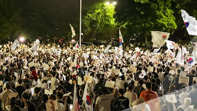 "재선거" 외친 2030...무엇이 이들을 움직였나

6·3 지방 선거 투표용지 부족으로 촉발된 잠실 개표소 봉쇄 시위가 계속되고 있습니다.시위