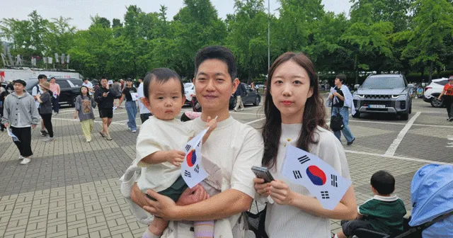 “인생 첫 집회 참석… 기본권 무너지는 걸 두고볼 수 없었다”

인생 첫 집회 참석 기본권 무너지는 걸 두고볼 수 없었다 잠실 참정권 집회 7인