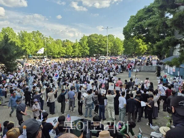 [포토] 투표용지 부족 사태에 항의하는 시민들의 외침

[투어코리아=김교환 기자] 8일 오후, 6·3 지방선거 과정에서 발생한 투표용지 부족 사