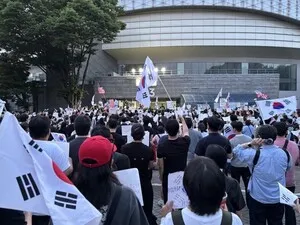 [잠실 참정권 집회] 나흘째 식지 않는 열기… 구호는 "부정선거 재선거...

[천지일보=김민희 기자] 투표용지 부족 사태로 촉발된 집회가 나흘