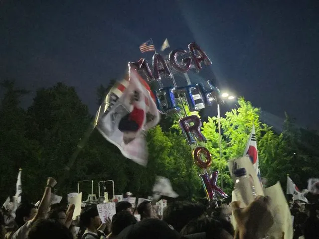 "너 대진연이지, 죽어"…2030빠지자 고령 극우 늘어

[서울=뉴시스]이지영 기자 = 서울 송파구 잠실 개표소 봉쇄 시위가 닷새째에 접어드는 