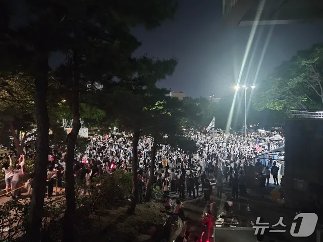 닷새째 향하는 '잠실 개표소 시위'…퇴근길 청년층 발길 이어져(종합2보...

올림픽공원 밤 인파 증가…최다 연령대 60대 이상서 '30대'로 