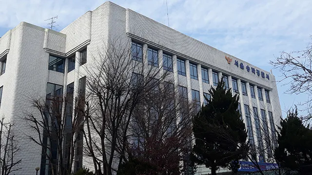 경찰, 잠실 개표소 시위 현장서 여성 불법 촬영 혐의 남성 체포

잠실 개표소 봉쇄 시위 현장에서 여성을 불법 촬영한 혐의를 받는 20대 남성이