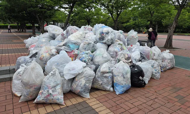 치우고 또 치워도 ‘수북’…3만 인파 쓰레기에 시민·상인 한숨

“재활용품하고 일반쓰레기 분리해주세요. ” 8일 오전 9시쯤 서울 송파구 올림픽