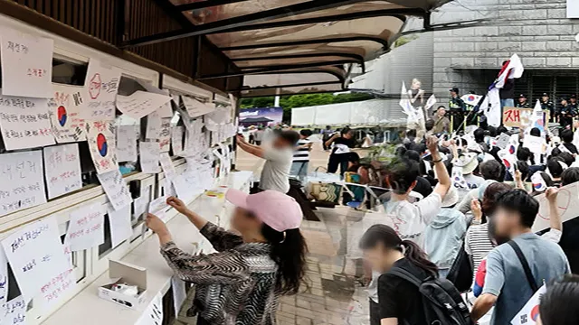 "재선거" 외친 참정권 시위 나흘째…낮부터 현장서 보니

서울 송파구 올림픽공원 개표소에선 참정권 침해를 규탄하는 시민들의 목소리가 나흘째 이어