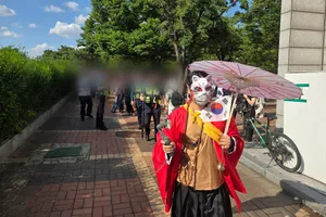 “당신 대진연이지” 거칠어진 올림픽공원 집회…우르르 몰려들어 몸수...

[헤럴드경제=이영기 기자] 6·3 지방선거 투표용지 부족 사태에 반발해