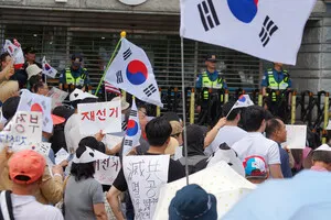 [포토] 끝나지 않은 개표소 봉쇄 시위

[이뉴스투데이 안경선 기자] 6·3 지방선거 투표용지 부족 사태로 불거진 재선거 촉구 집회가 열리고 있