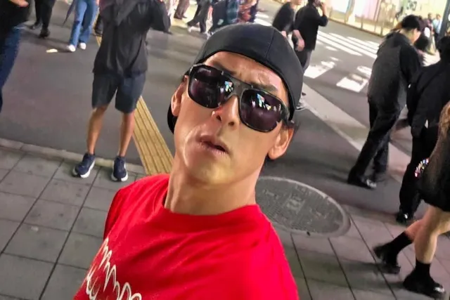 '빨간 옷' 입고 日 심야 길거리 등장한 박준형, 뜻밖의 정치적 해석에 ...

그룹 god의 박준형이 일본에서 빨간 옷을 입고 찍은 사진이 정