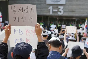 [포토] 계속되는 재선거 외침

[이뉴스투데이 안경선 기자] 6·3 지방선거 투표용지 부족 사태로 불거진 재선거 촉구 집회가 열리고 있는 8일 