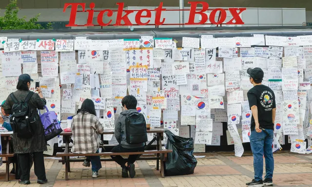 “시위 첫 참가… 정치엔 관심 없어” “선관위 불신 한번에 터져” [투...

6·3 지방선거 투표용지 부족 사태로 서울 송파구 지역 개표소인 