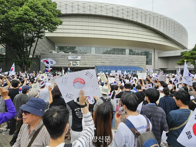 극우·음모론 선 긋고 선관위 규탄 선봉에 선 2030…“보수 시위의 분화...

6·3 지방선거 투표용지 부족 사태로 촉발된 잠실 투·개표소 봉