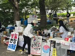 잠실에 모인 시민들 "참정권 침해"… '투표용지 사태' 후폭풍 확산

“물도 있고 부채도 있어요. 필요한 건 자유롭게 가져가세요.”8일 서울 송