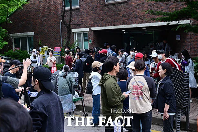 경찰, 잠실 '외국경찰' 의혹 사실무근…"허위사실 유포"

신원 확인 결과 대한민국 경찰관경찰관 5명 경상·고발 사건도 접수경찰이 6·3 지방선