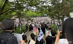 잠실 개표소, 경찰·시위대 충돌 속 현장 관리 논란 지속

6·3 지방선거 투표용지 부족 사태 이후 이어지고 있는 잠실 개표소 인근 시위 과정에