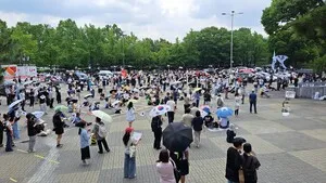 [르포] "빼앗긴 표 돌려달라"···송파 개표소 에워싼 '탈정치' 농성

“저희가 준비한 생수, 음료수에요. 편하게 드세요.”뜨거운 햇볕이 내리