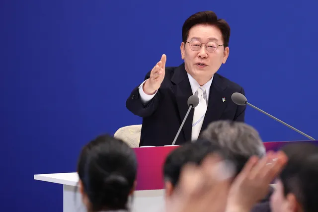 [사설]“낮은 자세로 겸손” 강조한 이 대통령, 공소취소도 그 자세로 ...

이재명 대통령이 8일 취임 1주년 기자회견에서 자신이 기소된 사건