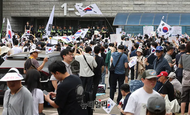 선거법·개인정보보호법 위반 소지 … 헌법학자 "명백한 위법, 국가배상...

제9회 6&middot;3 지방선거에서 발생한 초유의 투표용지 부족
