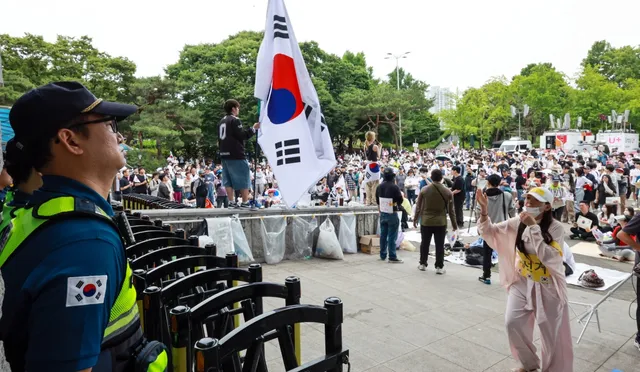 “평화시위라던 박수, 조롱으로 느껴져…시위대가 경찰력 통제·인솔”...

잠실 개표소 봉쇄 시위가 나흘째 이어진 가운데, 현장에 투입된 기동대원