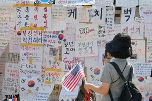 [포토] 재선거 촉구로 메워진 벽

[이뉴스투데이 안경선 기자] 6·3 지방선거 투표용지 부족 사태로 불거진 재선거 촉구 집회가 열리고 있는 8