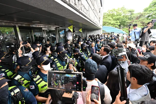 “중국 공안이냐”…잠실 시위대 도 넘은 조롱 ‘논란’

6·3 지방선거 투표용지 부족 사태로 시작된 잠실 개표소 봉쇄 시위에서 일부 시민이 경찰